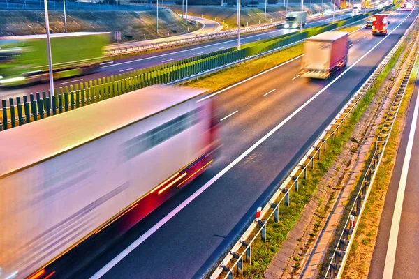 ポーランドで 車線制御アクセス高速道路上でトラック — ストック写真