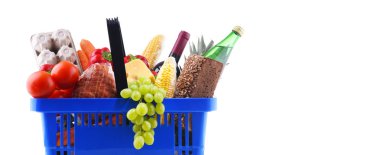 Plastik alışveriş sepeti beyaz izole çeşitli bakkal ürünleri ile