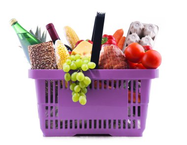 Plastik alışveriş sepeti beyaz izole çeşitli bakkal ürünleri ile