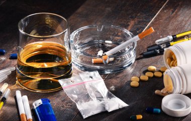 Alkol, sigara ve uyuşturucu gibi bağımlılık yapıcı maddeler.