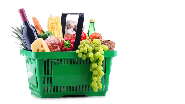 Kunststoff Warenkorb Mit Verschiedenen Lebensmitteln Isoliert Auf Weiß — Stockfoto