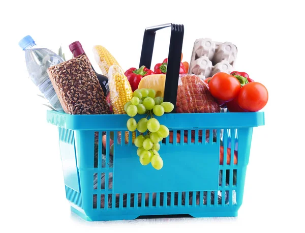 Kunststoff Warenkorb Mit Verschiedenen Lebensmitteln Isoliert Auf Weiß — Stockfoto