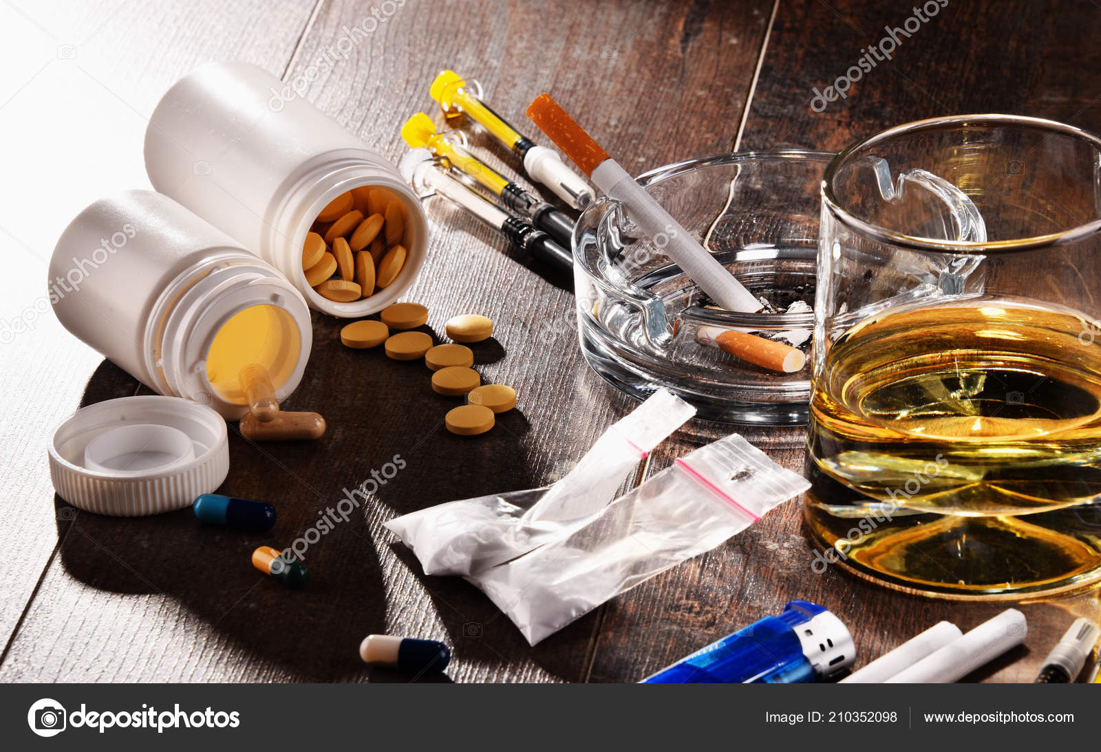 Sustancias Adictivas Incluyendo Alcohol Cigarrillos Drogas: fotografía
