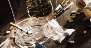 Alkol, sigara ve uyuşturucu gibi bağımlılık yapıcı maddeler.