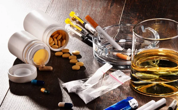 Alkol Sigara Uyuşturucu Gibi Bağımlılık Yapıcı Maddeler — Stok fotoğraf