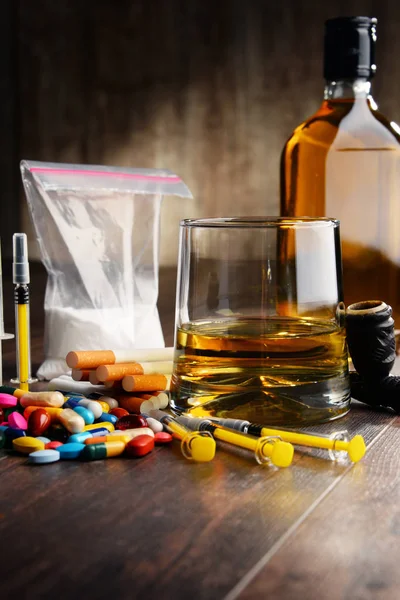 Missbruksämnen Inklusive Alkohol Cigaretter Och Narkotika — Stockfoto