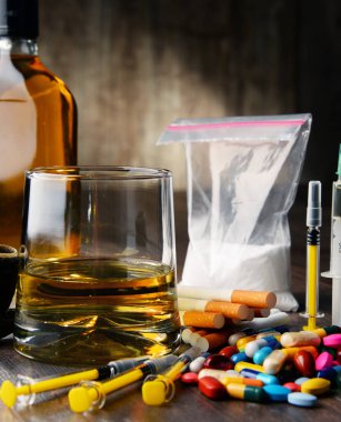 Alkol, sigara ve uyuşturucu gibi bağımlılık yapıcı maddeler.