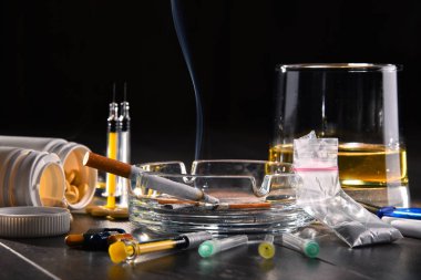 Alkol, sigara ve uyuşturucu gibi bağımlılık yapıcı maddeler.