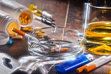 Alkol, sigara ve uyuşturucu gibi bağımlılık yapıcı maddeler.