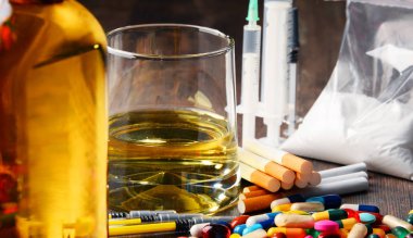 Alkol, sigara ve uyuşturucu gibi bağımlılık yapıcı maddeler.