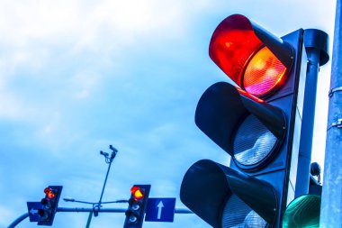 Şehir kavşağında trafik ışıkları.