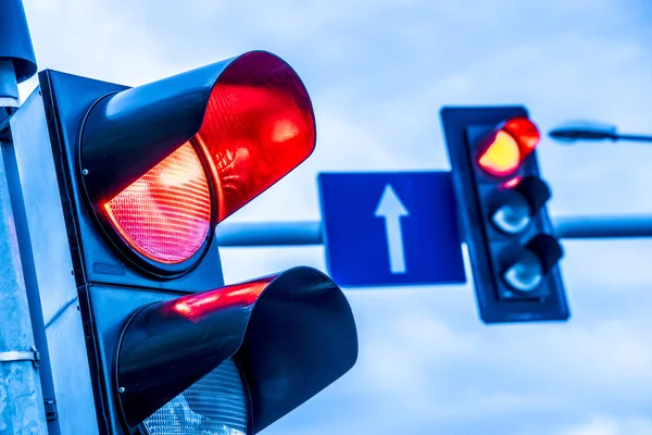 Luzes Trânsito Sobre Intersecção Urbana — Fotografia de Stock