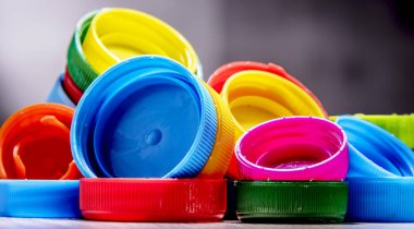 Renkli plastik şişe kapakları ile kompozisyon. Geri dönüşüm