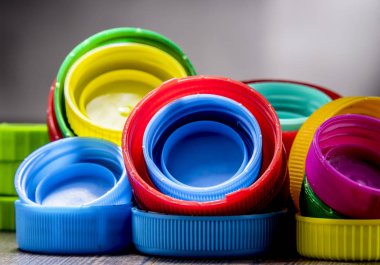 Renkli plastik şişe kapakları ile kompozisyon. Geri dönüşüm