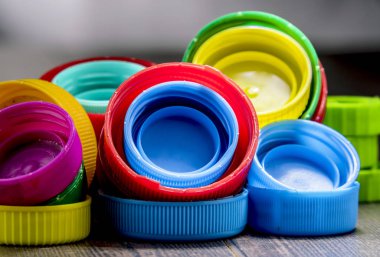 Renkli plastik şişe kapakları ile kompozisyon. Geri dönüşüm