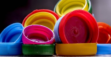 Renkli plastik şişe kapakları ile kompozisyon. Geri dönüşüm