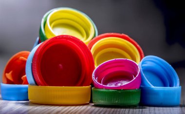 Renkli plastik şişe kapakları ile kompozisyon. Geri dönüşüm