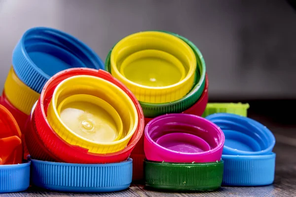 Renkli plastik şişe kapakları ile kompozisyon. Geri dönüşüm