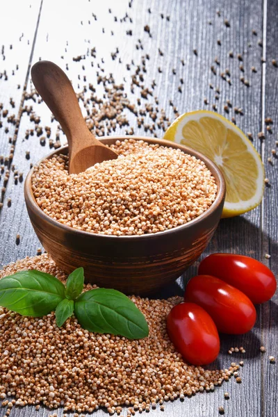 Ahşap masa üzerinde solmayan çiçek tahıl kase.