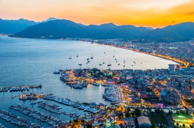 marmaris Limanı görünümünü geceleyin Türk Rivierası