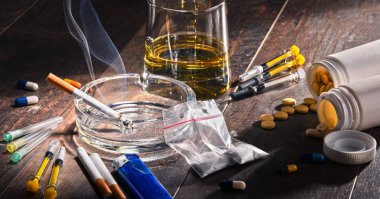 Alkol, sigara ve uyuşturucu gibi bağımlılık yapıcı maddeler.