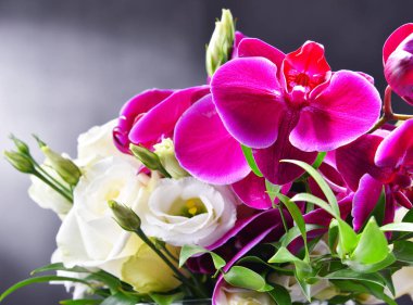 Taze kesilmiş çiçek buketiyle kompozisyon.