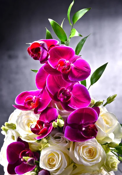 Skład Bukietem Świeżo Wyciętych Kwiatów — Zdjęcie stockowe