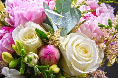 Taze kesilmiş çiçek buketiyle kompozisyon.