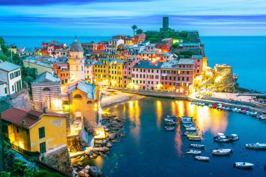 Pitoresk kasaba, Vernazza, La Spezia, Liguria, İtalya il güneş battıktan sonra