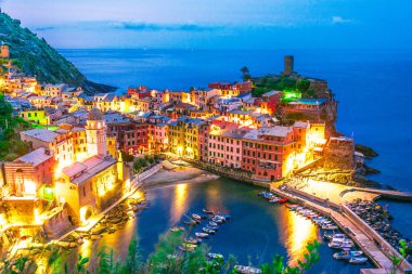 Pitoresk kasaba, Vernazza, La Spezia, Liguria, İtalya il güneş battıktan sonra
