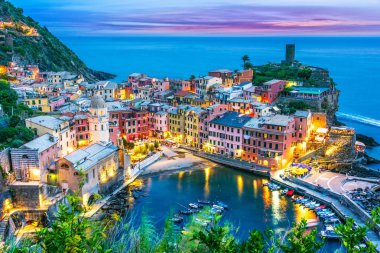 Pitoresk kasaba, Vernazza, La Spezia, Liguria, İtalya il güneş battıktan sonra