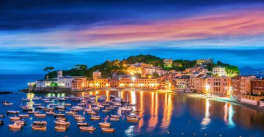 Sestri Levante, Liguria, İtalya güneş battıktan sonra sessizce Bay görünümünü
