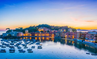 Sestri Levante, Liguria, İtalya güneş battıktan sonra sessizce Bay görünümünü