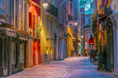 Monaco, Monako - Eylül 7, 2018: Monaco eski kasaba Fransız Rivierası'nda, mimari.