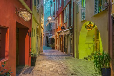 Monaco, Monako - Eylül 7, 2018: Monaco eski kasaba Fransız Rivierası'nda, mimari.