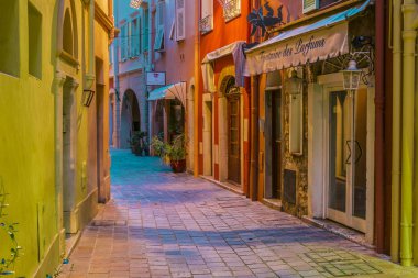 Monaco, Monako - Eylül 7, 2018: Monaco eski kasaba Fransız Rivierası'nda, mimari.