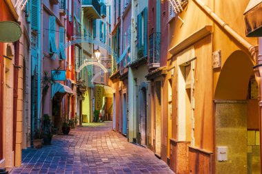 Monaco, Monako - Eylül 7, 2018: Monaco eski kasaba Fransız Rivierası'nda, mimari.