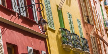 Fransız Rivierası'nda Monako eski şehir mimarisi.