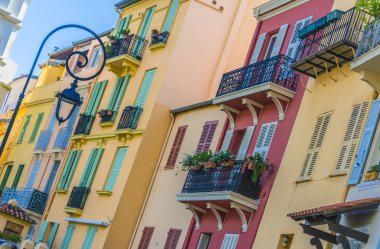 Fransız Rivierası'nda Monako eski şehir mimarisi.