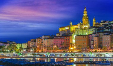 Menton Fransız Rivierası'nda eski kasaba mimari gece