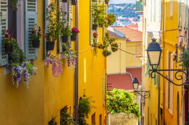 Menton üzerinde eski şehir mimarisi Fransız Rivierası