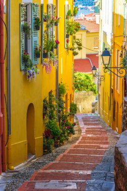 Menton üzerinde eski şehir mimarisi Fransız Rivierası
