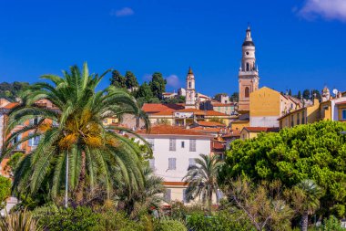 Menton üzerinde eski şehir mimarisi Fransız Rivierası.