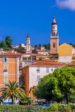 Menton üzerinde eski şehir mimarisi Fransız Rivierası.