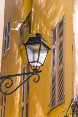 Menton üzerinde eski şehir mimarisi Fransız Rivierası.