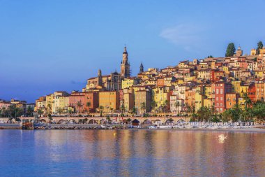 Menton üzerinde eski şehir mimarisi Fransız Rivierası.