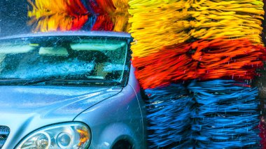 Otomatik oto yıkama makinesinden geçen araba..