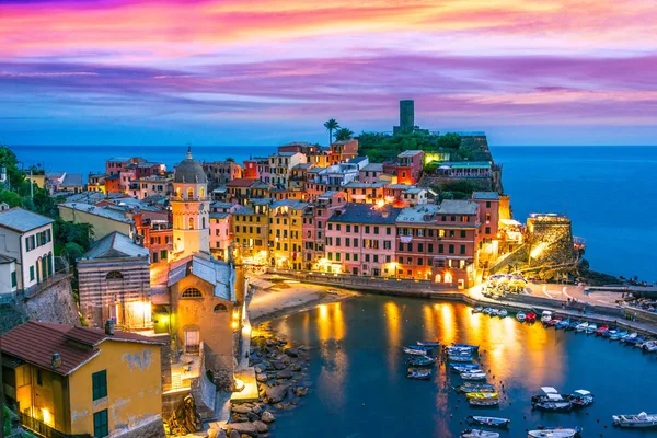 Pitoresk kasaba, Vernazza, La Spezia, Liguria, İtalya il güneş battıktan sonra