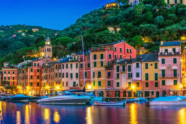 美しい漁村の村およびホリデー リゾート ポルトフィーノ イタリア リグーリア州のイタリアのリビエラの首都ジェノバの街で — ストック写真