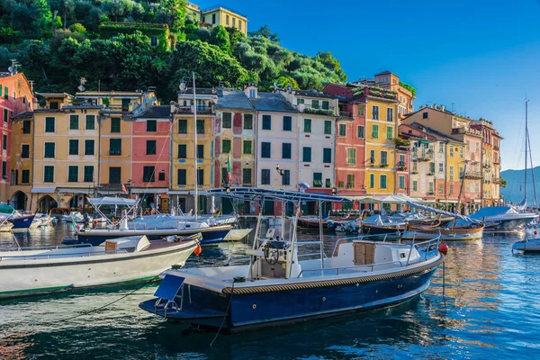美しい漁村の村およびホリデー リゾート イタリア リグーリア州のイタリアのリビエラの首都ジェノバの街のポルトフィーノ — ストック写真